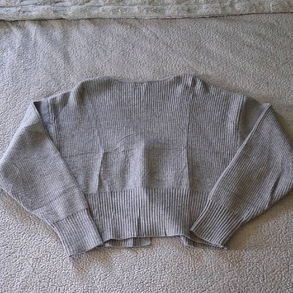 Elegant Gray V-Neck Sweater with Bow Details - Picture 6 of 6